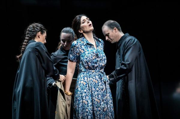 Bild 1 von 3: Marianne Crebassa strebt als trauernde Mutter nach Glück.