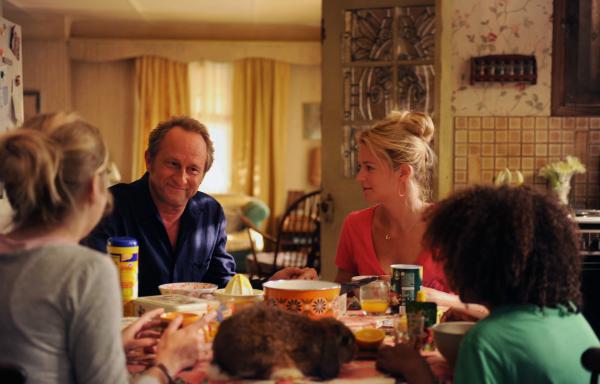 Bild 1 von 4: Endlich glückliches, chaotisches Familienleben: Paul-André (Benoit Poelvoorde, h.l.) mit Violette (Virginie Efira (h.r.) und ihren beiden Kindern beim Frühstück.