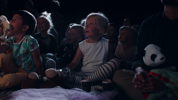 Bild 1 von 2: Vilda (Sofia Sittnikow) im Theater