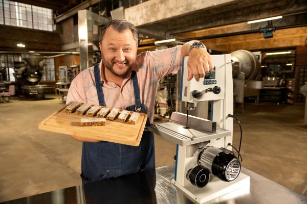Bild 1 von 6: Frühstückscerealien to go: Produktentwickler Sebastian Lege baut den LION-Frühstücksriegel nach und braucht dafür jede Menge fragwürdige Zutaten.