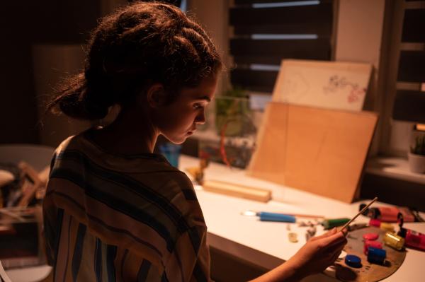 Bild 1 von 4: Sibel (Josie Hermer) versucht über der Aufgabe des Kunstmoduls einen klaren Kopf zu bekommen.