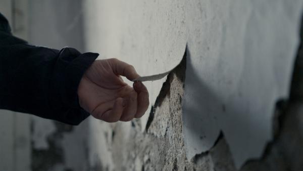 Bild 1 von 3: Der Keller feucht, das Dacht nicht isoliert: Dieses Haus befindet sich in einem miserablen Zustand. Trotzdem wurde es zum Preis einer neuwertigen Immobilie verkauft - eine echte Schrottimmobilie.