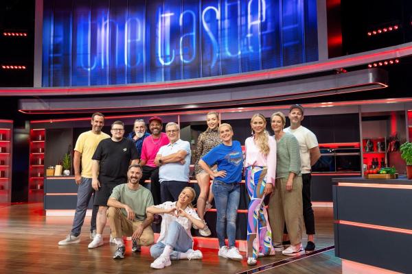 Bild 1 von 3: (hinten v.l.n.r.) Elmar Paulke; Paul Cooks; Andreas Hoppe; Simon Pearce; Jan Hofer; Melody Haase; Jeanette Biedermann; Jenny Elvers; Martina Voss-Tecklenburg; Ben Blümel; (vorne v.l.n.r.) Jochen Schropp; Kathrin Menzinger