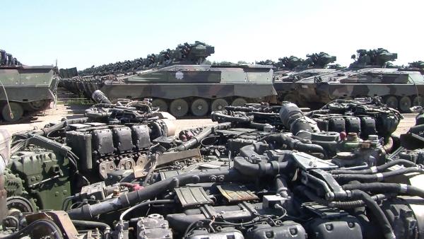 Bild 1 von 3: In 1990 wurde eine Rüstungsobergrenze für Europa festgelegt. Nach der Wiedervereinigung hat Deutschland diese Grenze überschritten, sodass viele Waffen überflüssig geworden sind.