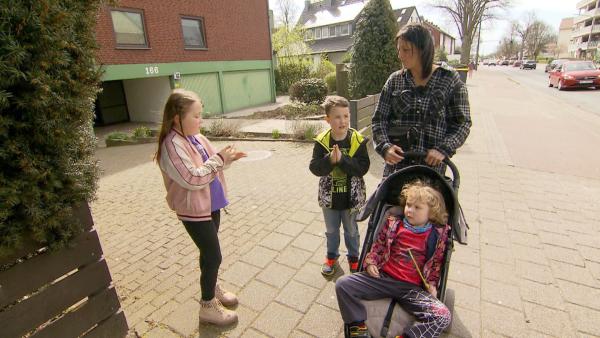 Bild 1 von 4: Dreifach-Mama Natascha hat beschlossen, sich für einen Nebenjob zu bewerben. Mit festem Willen und begleitet von ihren Kindern macht sie sich auf den Weg.