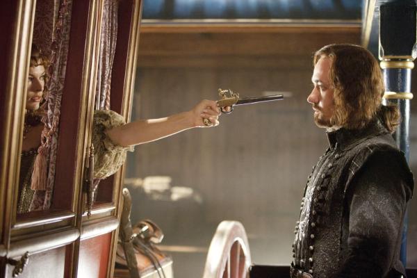 Bild 1 von 19: Immer wieder gelingt es M'lady de Winter (Milla Jovovich, l.), Athos (Matthew MacFadyen, r.) zu übertölpeln, doch nicht mehr lange ...