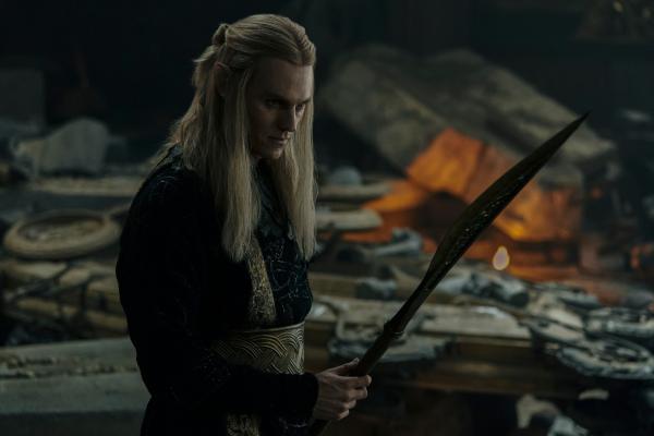 Bild 1 von 4: Sauron (Charlie Vickers) kennt keine Gnade mit Celebrimbor.