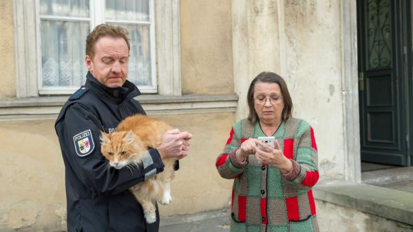 Bild 1 von 10: Nachbarin Erika Müller (Regina Vorbau, r.) hat Lisa Schneider in ihrer Wohnung bewusstlos aufgefunden und den Notarzt gerufen. Polizeihauptmeister Kai Timmermann (Mathias Junge, l.) erkundigt sich nach Lisas Ehemann Carsten Schneider. Hat er womöglich etwas mit dem Tod seiner Frau zu tun?