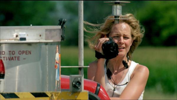 Bild 1 von 9: Meteorologin Jo Harding (Helen Hunt) beobachtet den Wirbelsturm mit der Videokamera..