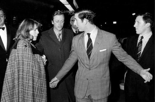 Bild 1 von 4: Prinz Charles (Mi.) verlässt mit Andrew (2.v.l.) und Camilla Parker Bowles (li.) das Royal Opera House.