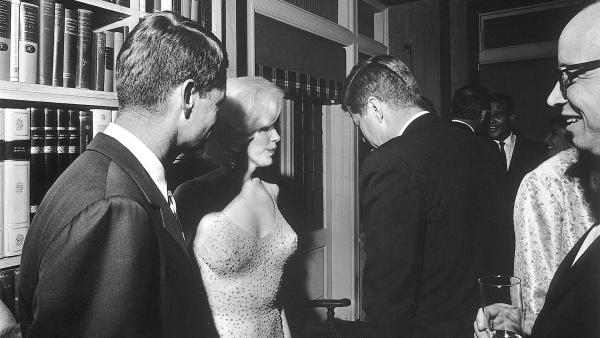 Bild 1 von 6: 1962 verlor Hollywood seinen blonden Engel: Unter mysteriösen Umständen stirbt Marilyn Monroe und hinterlässt das vielleicht größte Rätsel der Welt. Offizielle Todesursache: \