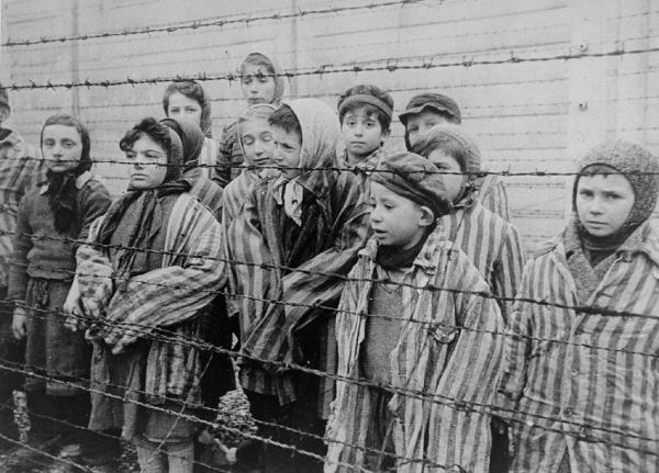 Bild 1 von 7: Die Zwillinge Eva und Miriam Mozes (ganz rechts) waren in Auschwitz Experimenten ausgeliefert.