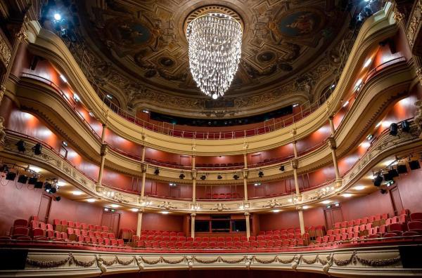 Bild 1 von 3: Im Rahmen des Festivals von Avignon 2025 feiert mit ?Les Incrédules? (Die Ungläubigen) von Samuel Achache eine außergewöhnliche Opernkreation in der Opéra Grand Avignon seine Uraufführung.