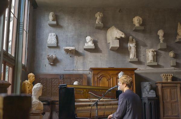 Bild 1 von 4: Tom Odell präsentiert im Musée Bourdelle in Paris vor einer Skulpturenkulisse seinen Song ?Best Day Of My Life?.