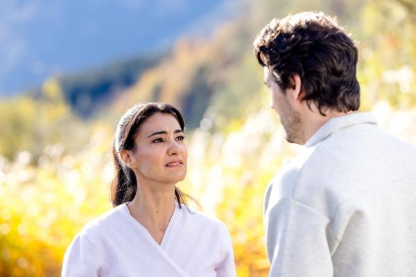 Bild 1 von 18: Bianca Marino (Rosetta Pedone, l.); Julian Gerlach (Alexander Milo, r.)