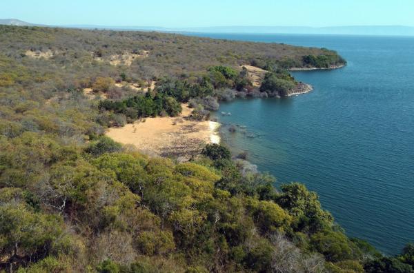 Bild 1 von 7: 670 Kilometer misst der Tanganjika in der Länge, etwa 70 Kilometer in der Breite und verbindet vier Länder: Burundi, Tansania, Sambia und die Demokratische Republik Kongo.