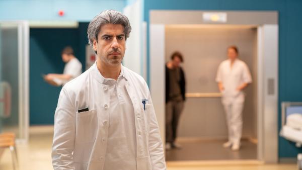 Bild 1 von 9: Dr. Lazar Sharif (Atheer Adel) ist der neue Arzt im Elbkrankenhaus.