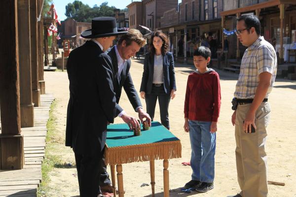 Bild 1 von 7: Das CBI-Team fährt in eine heruntergekommene Touristenstadt, die im Stil des Wilden Westens gehalten wird, um den Tod des Besitzers zu untersuchen: Patrick (Simon Baker, 2.v.l.), Teresa (Robin Tunney, M.) und ein Zauberkünstler (Kevin Cahoon, l.) ...