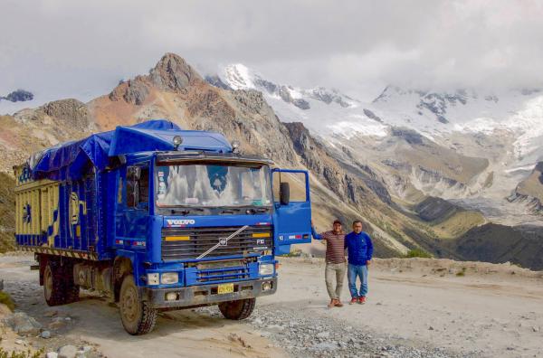 Bild 1 von 6: Traumstraße: Auf ihrem Weg nach Huaraz kommen Lkw-Fahrer Antonino und sein Sohn Alex am höchsten Berg Perus vorbei, dem 6.768 Meter hohen Huascarán.