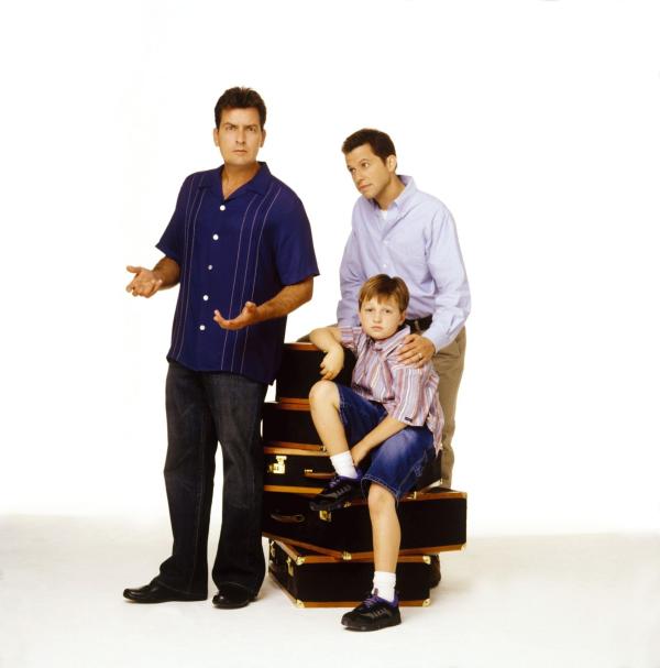 Bild 1 von 25: (2. Staffel) - Nach einigen Anfangsschwierigkeiten läuft der Alltag in der Männer- WG eigentlich ganz gut: Charlie (Charlie Sheen, l.), Alan (Jon Cryer, r.) und Jake (Angus T. Jones, M.) ...