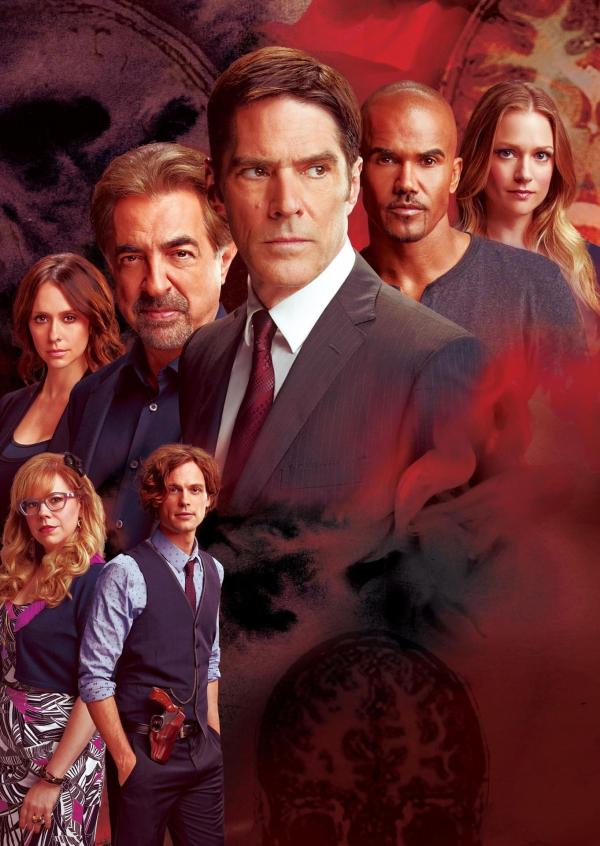 Bild 1 von 26: (10. Staffel) - Criminal Minds: Reid (Matthew Gray Gubler, vorne r.), Derek (Shemar Moore, 2.v.r.), Hotch (Thomas Gibson, M.), Rossi (Joe Mantegna, 2.v.l.), JJ (AJ Cook, r.), Garcia (Kirsten Vangsness, vorne l.) und Kate (Jennifer Love Hewitt, l.) ...