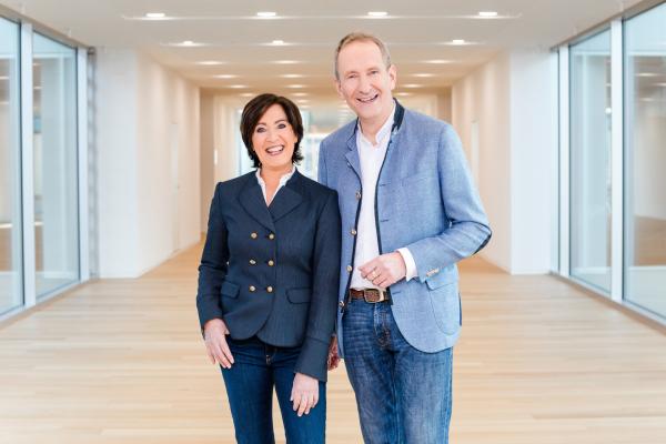 Bild 1 von 8: Ursula Heller und Tilmann Schöberl erkunden die Welt von Schein und Sein der Politik, der \