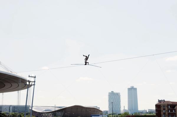Bild 1 von 4: Die Seiltänzerin Tatiana Mosio-Bongonga führt vor dem Stade de France in Saint-Denis bei Paris Akrobatik in großer Höhe auf.