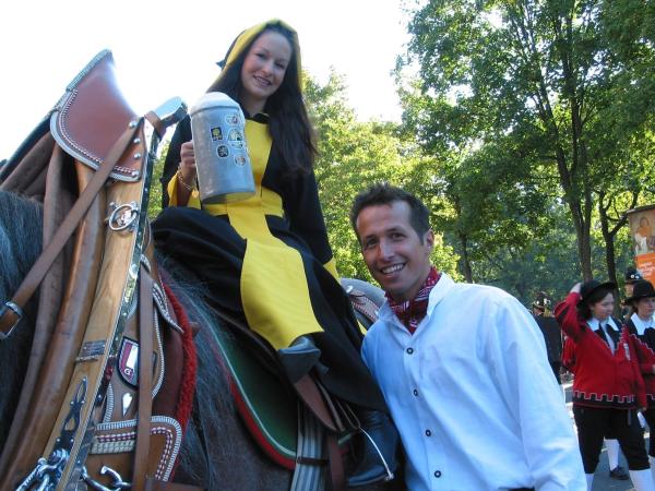 Bild 1 von 5: Willi mit Julia, die 2003 beim Festzug als \