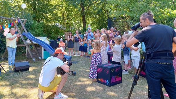 Bild 1 von 4: Die Stimmung ist super und alle tanzen mit.