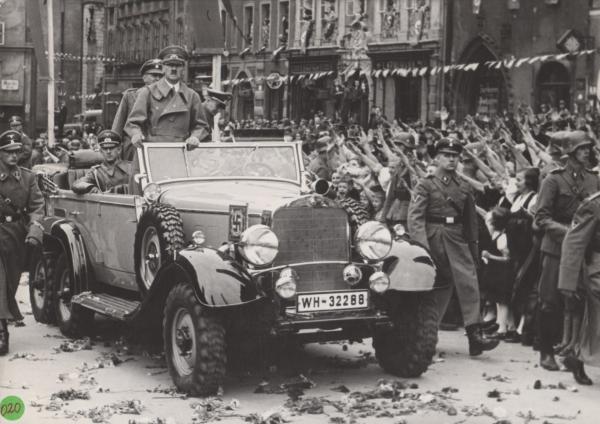 Bild 1 von 5: 1938: Hitler im Sudetenland.