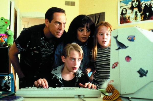 Bild 1 von 9: Als Verwandte an das Vermögen seiner verschollenen Eltern heran wollen, machen sich der verwöhnte Richie Rich (Macaulay Culkin, 2.v.l.) und sein tüchtiger Butler Cadbury (Johnathan Hyde, l.) auf, Freunde zu finden, die bei der Suche mithelfen ...