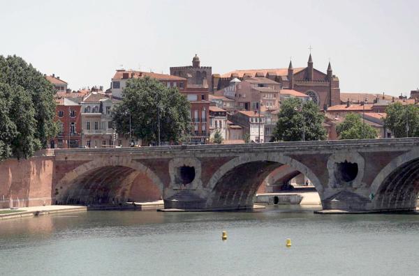 Bild 1 von 3: Seit über 800 Jahren klingen in den Straßen von Toulouse kräftige Stimmen. Der Straßengesang ist eine volkstümliche Tradition, die die okzitanische Sprache am Leben hält und auch Protest ausdrückt.