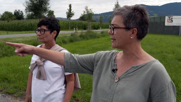 Bild 1 von 7: Im Bild: Schauplatz Reporterin Ulla Kramar-Schmid spricht mit Anrainerin.