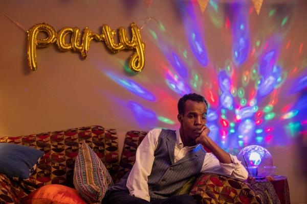 Bild 1 von 5: Ibraahin (Nasir Farah Dhagole) lässt auf der Party für einen Moment seine traumatischen Erlebnisse aus Somalia hinter sich.