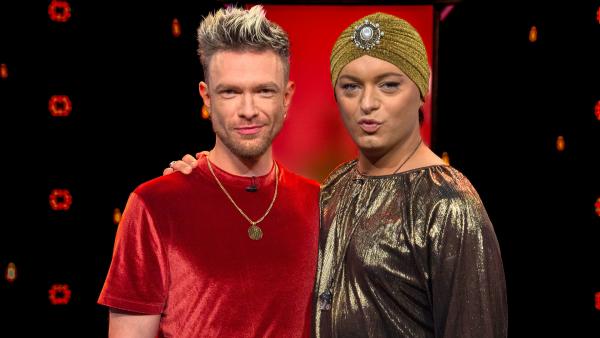 Bild 1 von 2: S06E03: Philipp erlebt Liebesdramen beruflich von hinter den Kulissen, denn er arbeitet als Maskenbildner am Münchner Volkstheater. Als Drag Queen begibt aber auch er sich hin und wieder ins helle Scheinwerferlicht. Ob es ein Happy End geben wird oder die nackte Liebessuche in einer Tragödie endet haben sie selbst in der Hand.