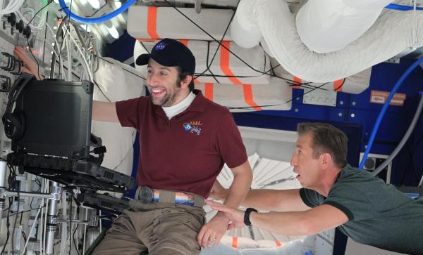 Bild 1 von 9: Sogar im Weltall wird Howard (Simon Helberg, l.) in einen Streit mit Bernadette und seiner Mutter hineingezogen ...