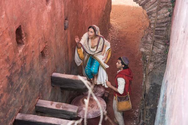 Bild 1 von 19: Prinzessin Jasmin (Naomi Scott, l.); Aladdin (Mena Massoud, r.)