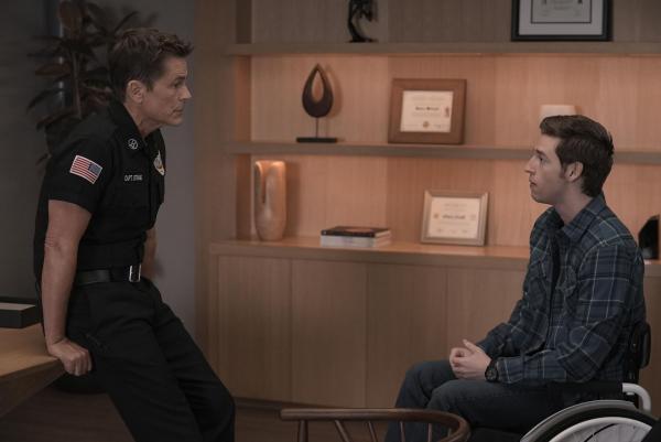 Bild 1 von 12: Owen Strand (Rob Lowe, l.); Wyatt Harris (Jackson Pace, r.)