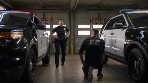 Bild 1 von 3: Officer Lucy Chen (Melissa O'Neil) und Officer Tim Bradford (Eric Winter) suchen gemeinsam in der Garage der Polizeistation nach einem verloren gegangenen Kind.