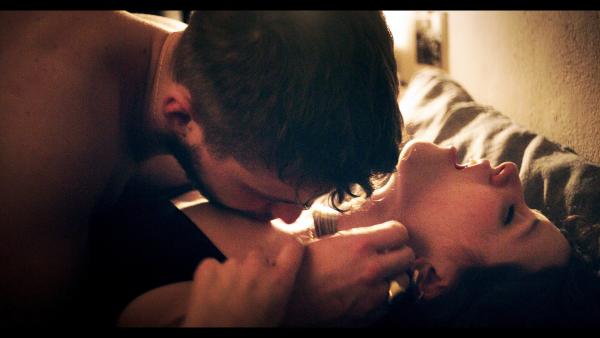 Bild 1 von 7: Marie (Katharina Stark) versucht sich bei Gabriel (Ben Felipe) fallen zu lassen.