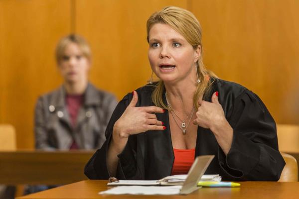 Bild 1 von 19: Ein neuer Fall wartet auf Danni Lowinski (Annette Frier) ...