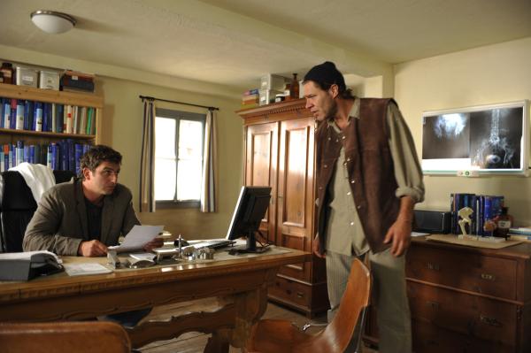 Bild 1 von 1: Der Schmied Wieland Grahammer (Wolfgang Maria Bauer, r.) hat Angst, wegen seiner unkontrollierten Stimmungsschwankungen seine Familie zu verlieren und sucht Hilfe bei Martin (Hans Sigl, l.). Doch für Martin sieht es nicht so aus, als wäre eine Krankheit für Wielands Ausraster verantwortlich.