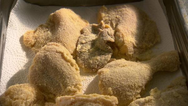 Bild 1 von 3: Im Bild: Bakchendl mit Brösel.