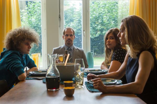 Bild 1 von 10: Die Familie sitzt gemeinsam am Esstisch. Als sich ein Streitgespräch zwischen Carmen (Lisa Martinek, r.) und den beiden Kindern Becky (Runa Greiner, 2.v.r.) und Max (Jannis Schmidt, l.) entwickelt, ist Frank (Marc Ben Puch, 2.v.l.) mit seinen Gedanken ganz woanders.