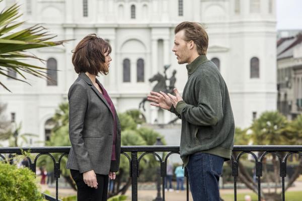 Bild 1 von 21: Der Mord an einem Navy-Offizier reißt bei Brody (Zoe McLellan, l.) alte Wunden auf. Denn zwischen seinem Tod und dem ihrer Schwester Emily gibt es möglicherweise eine Verbindung. Doch Daniel (David Hoflin, r.), der ehemalige Freund von Emily, will davon nichts hören ...