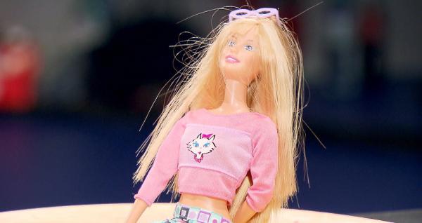 Bild 1 von 5: Schönheit ist eine Standardgröße in unserer Gesellschaft: Schöne Menschen haben es leichter im Beruf und im Privatleben. Alle Versprechen der Werbung sind von makelloser Schönheit eingerahmt. Im Bild: Barbie.