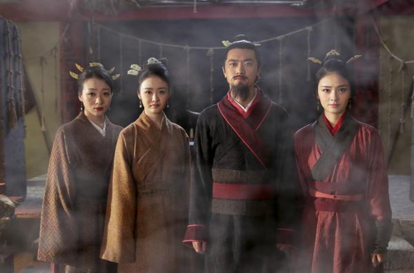 Bild 1 von 5: König Wu Ding (Shuai Fang, 2.v.r.) mit den Königinnen Fu Hao (Yi Zha, re.), Fu Gui (Weiheng Song, li.) und Fu Jing (Yijie Wang, 2.v.l.): Fu Hao setzte sich gegen die anderen Ehefrauen des Königs durch und wurde seine enge Vertraute.