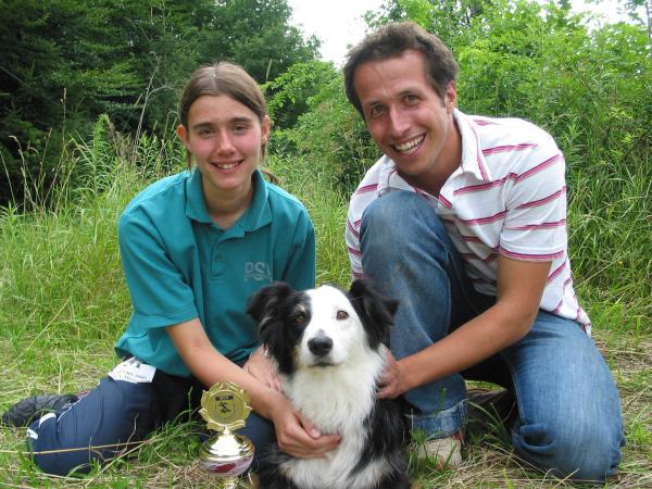 Bild 1 von 4: Willi mit Verena und ihrem Hund Ginger. Beide wollen bei den Bayerischen Meisterschaften im Turnierhundesport in Dießen am Ammersee ihren Titel verteidigen.