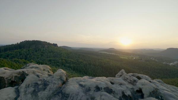 Bild 1 von 11: Blick von der Hunskirche über das Elbsandsteingebirge - eine Landschaft, die sich über Millionen Jahre formt.
