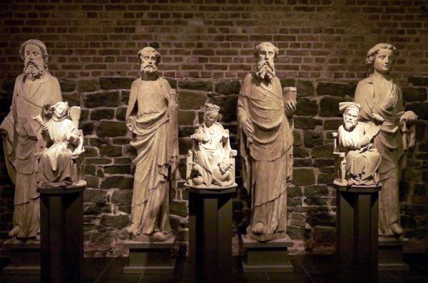 Bild 1 von 5: Meisterwerke der Parler-Dynastie: Originalfiguren des Petersportals in der Domschatzkammer